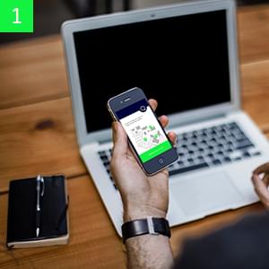 Persona usando el celular