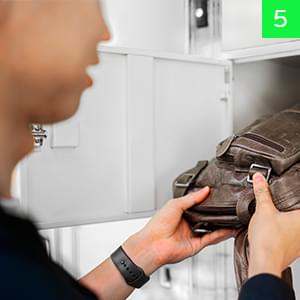 persona guardado bolso en locker